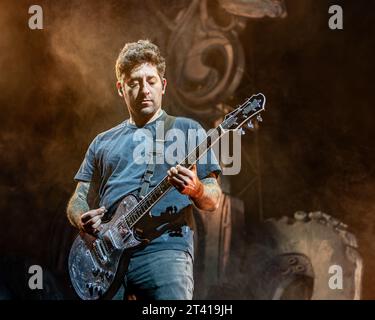 Leeds, Royaume-Uni. 27 octobre 2023. Fall Out Boy, So Much for (Tour) Dust tour. Joe Trohman, guitariste principal Credit Paul Whitehurst/Alamy Live News Banque D'Images