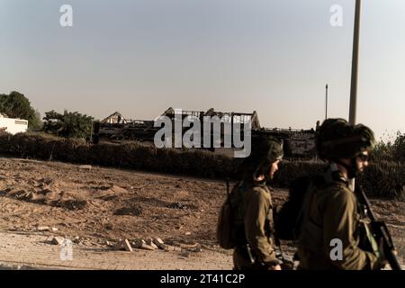 25 octobre 2023, Be'eri, Israël : maison incendiée à Be'eri, Israël, le 25 octobre 2023. Le village de Be'eri a été l'un des premiers à être attaqué le 7 octobre 2023 par les forces du Hamas. il était presque complètement brûlé. De nombreuses personnes ont perdu la vie, hommes, femmes et enfants, dont certains ont été brûlés dans leurs maisons. (Image de crédit : © Vincenzo Circosta/ZUMA Press Wire) USAGE ÉDITORIAL SEULEMENT! Non destiné à UN USAGE commercial ! Banque D'Images