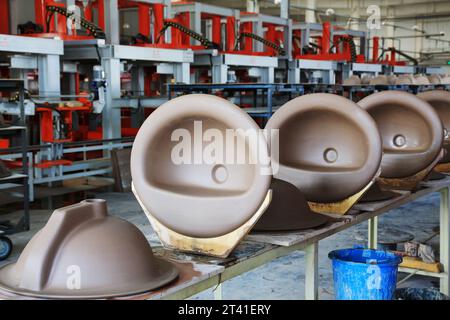 COMTÉ de LUANNAN - JANVIER 5 : les pièces semi-finies en céramique dans la chaîne de production, dans ZhongTong Ceramics Co., Ltd. 5 janvier 2014, comte Luannan Banque D'Images