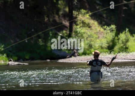 Pêche à la mouche sur la rivière Minam Wild & Scenic, dans les montagnes Wallowa, Oregon. Banque D'Images