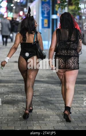 Broad Street, Birmingham, 27 octobre 2023 - des milliers de fêtards ont frappé Broad Street à Birmingham le vendredi 27e soir. Les fêtards se sont habillés en diables, policiers coquins et autres tenues effrayantes alors qu'ils faisaient leur chemin le long de la tristement célèbre bande de discothèque. La police était en force et un homme a été menotté et conduit dans un fourgon de police en attente. Les clubbers étaient principalement de bonne humeur malgré les températures chutant en chiffres uniques avec certains portant des tenues très révélatrices. D'autres costumes comprenaient des charachers de dessins animés, des sorcières et des zombies tachés de sang faux. Crédit : Arrêter presse Media/Alamy Banque D'Images