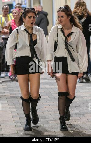 Broad Street, Birmingham, 27 octobre 2023 - des milliers de fêtards ont frappé Broad Street à Birmingham le vendredi 27e soir. Les fêtards se sont habillés en diables, policiers coquins et autres tenues effrayantes alors qu'ils faisaient leur chemin le long de la tristement célèbre bande de discothèque. La police était en force et un homme a été menotté et conduit dans un fourgon de police en attente. Les clubbers étaient principalement de bonne humeur malgré les températures chutant en chiffres uniques avec certains portant des tenues très révélatrices. D'autres costumes comprenaient des charachers de dessins animés, des sorcières et des zombies tachés de sang faux. Crédit : Arrêter presse Media/Alamy Banque D'Images