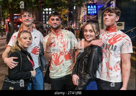 Broad Street, Birmingham, 27 octobre 2023 - des milliers de fêtards ont frappé Broad Street à Birmingham le vendredi 27e soir. Les fêtards se sont habillés en diables, policiers coquins et autres tenues effrayantes alors qu'ils faisaient leur chemin le long de la tristement célèbre bande de discothèque. La police était en force et un homme a été menotté et conduit dans un fourgon de police en attente. Les clubbers étaient principalement de bonne humeur malgré les températures chutant en chiffres uniques avec certains portant des tenues très révélatrices. D'autres costumes comprenaient des charachers de dessins animés, des sorcières et des zombies tachés de sang faux. Crédit : Arrêter presse Media/Alamy Banque D'Images