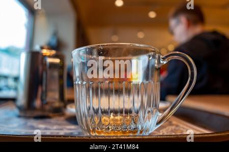 Une tasse à bière vide sur un plateau dans le bar. Banque D'Images