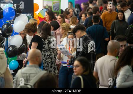 Bucarest, Roumanie. 27 octobre 2023 : les demandeurs d'emploi assistent à TOP Employers, le plus grand salon de l'emploi en Roumanie. Crédit : Lucian Alecu/Alamy Live News Banque D'Images