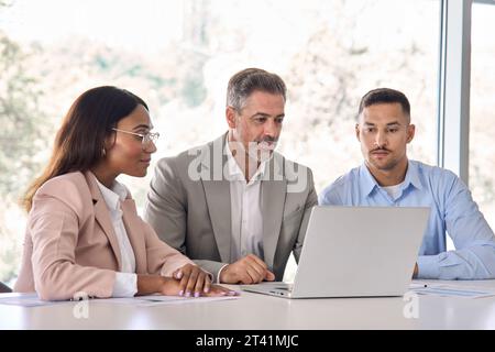 Les gens d'affaires exécutifs utilisant un ordinateur portable travaillant dans le bureau lors d'une réunion. Banque D'Images
