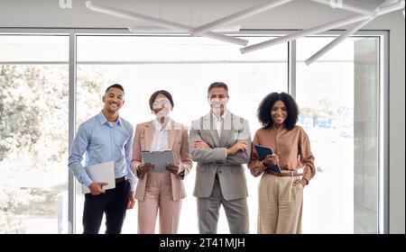 Heureux et diversifié groupe de leaders d'employés professionnels dans le bureau, portrait d'entreprise. Banque D'Images