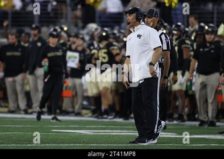 Winston-Salem, Caroline du Nord, États-Unis. 21 octobre 2023. Dave Clawson, entraîneur-chef des diacons démoniaques de Wake Forest, parle à un arbitre entre les matchs de football de la NCAA entre les Panthers de Pittsburgh et les diacons démoniaques de Wake Forest au Allegacy Federal Credit Union Stadium de Winston-Salem, en Caroline du Nord. Jonathan Huff/CSM/Alamy Live News Banque D'Images