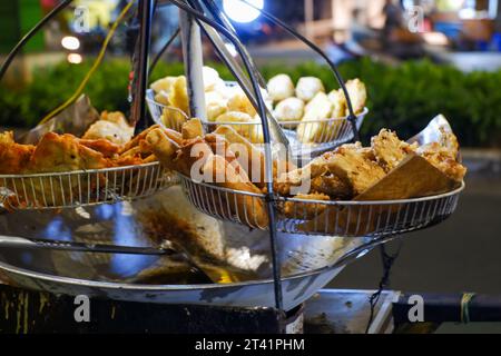 aliments frits à base de légumes et de farine. Bakwan est un snack de rue typiquement indonésien. Banque D'Images