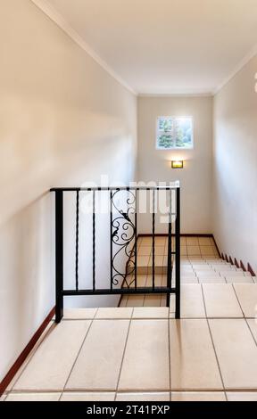 design d'escalier intérieur en fer forgé dans le couloir Banque D'Images