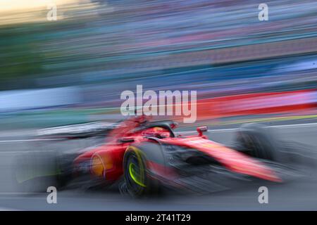 Mexico, Mexique. 27 octobre 2023. Le monégasque Charles Leclerc de Ferrari participe à une séance d'essais du Grand Prix de Formule 1 de Mexico 2023 sur le circuit Hermanos Rodriguez à Mexico, Mexique, le 27 octobre 2023. Crédit : Xin Yuewei/Xinhua/Alamy Live News Banque D'Images