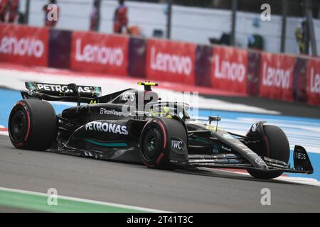 Mexico, Mexique. 27 octobre 2023. Le Britannique Lewis Hamilton de Mercedes participe à une séance d'essais du Grand Prix de Formule 1 de Mexico 2023 au circuit Hermanos Rodriguez à Mexico, Mexique, le 27 octobre 2023. Crédit : Xin Yuewei/Xinhua/Alamy Live News Banque D'Images