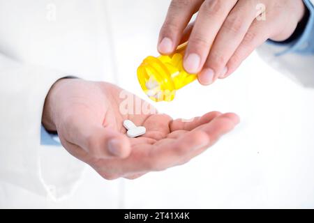Médecin dispensant des médicaments Banque D'Images