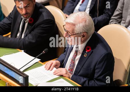 L’ambassadeur du Canada Robert Keith Rae explique l’amendement à la résolution sur le conflit israélo-palestinien au siège de l’ONU à New York le 27 octobre 2023. GA n'a pas adopté l'amendement parrainé par le Canada Banque D'Images