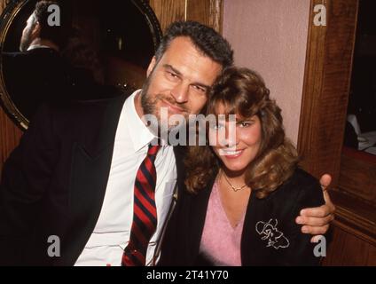 **PHOTO DE FICHIER** Richard Moll est décédé. Richard Moll et Laura Glass Circa 1980 crédit : Ralph Dominguez/MediaPunch Banque D'Images