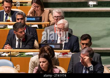 L’ambassadeur du Canada Robert Keith Rae explique l’amendement à la résolution sur le conflit israélo-palestinien au siège de l’ONU à New York le 27 octobre 2023. GA n'a pas adopté l'amendement parrainé par le Canada. Le projet d'amendement demande de reconnaître que l'attaque du Hamas contre Israël le 7 octobre 2023 était un acte terroriste et le condamne comme tel. Les résultats du vote ont été de 88 voix pour, 55 voix contre et 23 abstentions, et n'ont pas été adoptés, n'ayant pas obtenu la majorité des deux tiers des membres présents et votants. (Photo de Lev Radin/Sipa USA) Banque D'Images