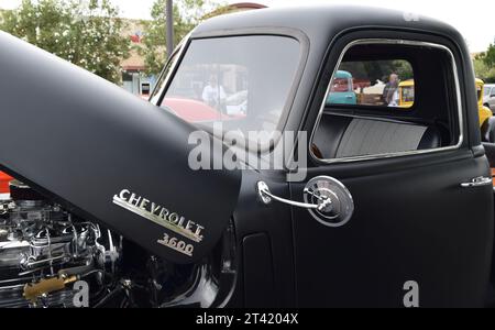 Un pick-up Chevrolet Classic 3600 en noir garé lors d'un salon de voitures classiques avec une longue caisse allongée Banque D'Images