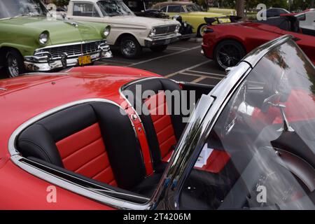 Un salon automobile traditionnel a lieu dans un parking par une journée ensoleillée Banque D'Images