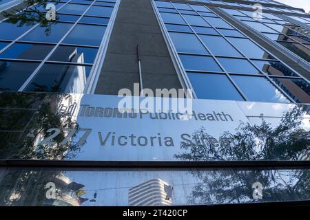 Bâtiment de la Santé publique de Toronto (TPH) au 277, rue Victoria à Toronto, Ontario, Canada Banque D'Images