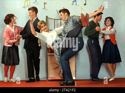 1958 CA, ALLEMAGNE DE L'OUEST : carte postale allemande en vrai goût des ANNÉES FITIES , avec DES ADOLESCENTS habillés en goût moderne de ROCK'N ROLL HAPPY DAYS ÂGE , ils dansent acrobatique autour d'un juke box . Photographe inconnu . - HISTOIRE - FOTO STORICHE - ADOLESCENTS - MODA AMERICANA - MODE AMÉRICAINE - ANNI CINQANTA - ANNÉES 50 - '50 - ANNÉES 1950 - DESIGN - POP - JUKE-BOX - DONNA - FEMME - RAGAZZE - RAGAZZI - GARÇONS - JEUNES FILLES - FEMMES - PANTALONE - STILE - STYLE - BLONDE - JAMBOREE D'ÉTÉ - MUSICA - MUSIQUE - MODERNO - MODERNE - ROCK'A BILLY - DANSE - DANZA ACROBATICA - BALLO - DANSE - FÊTE - FESTA - ALLE Banque D'Images