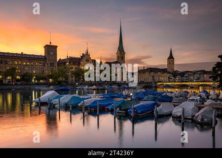 Fraumuenster Town Hall et St. Église de Pierre au crépuscule, bateaux sur la rivière Limmat, vieille ville de Zurich, canton de Zurich, Suisse Banque D'Images