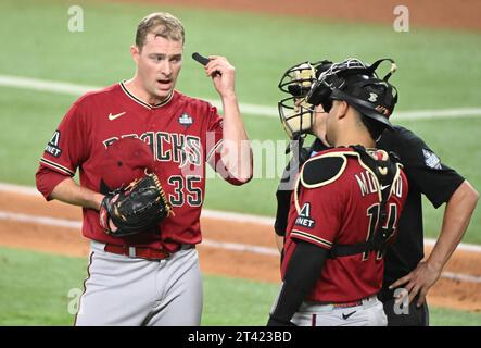 Arlington, États-Unis. 27 octobre 2023. Joe Mantiply, lanceur de secours des Diamondbacks de l'Arizona, tente de faire fonctionner son dispositif de communication PitchCom lors de la septième manche contre les Rangers du Texas dans le premier match de la série mondiale 2023 au Globe Life Field à Arlington, Texas, le vendredi 27 octobre 2023. Photo de Ian Halperin/UPI crédit : UPI/Alamy Live News Banque D'Images