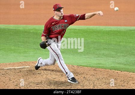 Arlington, États-Unis. 27 octobre 2023. Joe Mantiply, lanceur de secours des Diamondbacks de l’Arizona, lance contre les Rangers du Texas dans la septième manche du premier match de la série mondiale 2023 au Globe Life Field à Arlington, Texas, le vendredi 27 octobre 2023. Photo de Ian Halperin/UPI crédit : UPI/Alamy Live News Banque D'Images