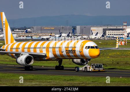 Un avion Condor remorqué, D-ABOJ, CONDOR, BOEING 757-300. Aéroport de Fraport, Francfort-sur-le-main, Hesse, Allemagne Banque D'Images