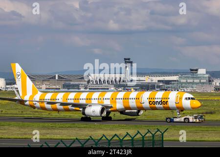 Un avion Condor remorqué, D-ABOJ, CONDOR, BOEING 757-300. Aéroport de Fraport, Francfort-sur-le-main, Hesse, Allemagne Banque D'Images