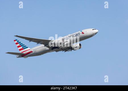 Aéronef au décollage. N758AN, AMERICAN AIRLINES, BOEING 777-200. Aéroport de Fraport, Francfort-sur-le-main, Hesse, Allemagne Banque D'Images