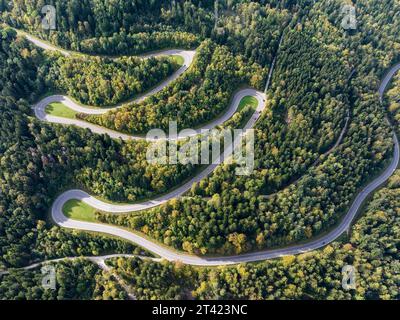 Lochenpass, route de passage sinueuse à travers une zone forestière, contreforts de l'Alb. La route de passage de Weilstetten à Tieringen fait partie de l'état Banque D'Images