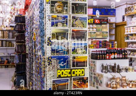 Boutique à Kusadasi, les vacanciers profitent de l'offre touristique de la destination, cartes postales, Kusadasi, Kusadasi, province d'Aydin, Aegean Banque D'Images