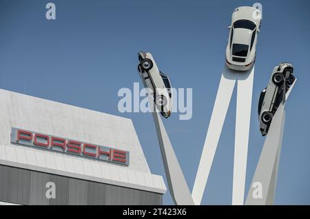 Bâtiment de l'usine 2, usine Porsche principale, Schwieberdinger Strasse, œuvre d'art 'inspiration 911 am Porscheplatz, Zuffenhausen, Stuttgart Banque D'Images