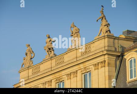 Figurines de toit, Nouveau Palais, Schlossplatz, Stuttgart, Baden-Wuerttemberg, Allemagne Banque D'Images