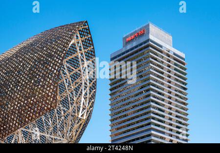 Peix d'Or, sculpture de poisson rouge par Frank Gehry et Torre Mapfre gratte-ciel, Barceloneta, Barcelone, Espagne Banque D'Images