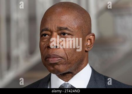 New York, New York, États-Unis. 27 octobre 2023. Le maire Eric Adams fait une annonce au sujet d'un accord contractuel provisoire avec la section locale 831 du Syndicat des travailleurs de l'assainissement en uniforme à l'hôtel de ville de New York le 27 octobre 2023 (image de crédit : © Lev Radin/ZUMA Press Wire) À USAGE ÉDITORIAL SEULEMENT! Non destiné à UN USAGE commercial ! Crédit : ZUMA Press, Inc./Alamy Live News Banque D'Images