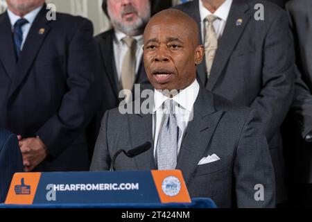 New York, New York, États-Unis. 27 octobre 2023. Le maire Eric Adams fait une annonce au sujet d'un accord contractuel provisoire avec la section locale 831 du Syndicat des travailleurs de l'assainissement en uniforme à l'hôtel de ville de New York le 27 octobre 2023 (image de crédit : © Lev Radin/ZUMA Press Wire) À USAGE ÉDITORIAL SEULEMENT! Non destiné à UN USAGE commercial ! Crédit : ZUMA Press, Inc./Alamy Live News Banque D'Images