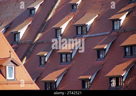 Un gros plan vibrant d'une rangée de maisons en briques rouges avec plusieurs fenêtres à Nuremberg, en Allemagne Banque D'Images