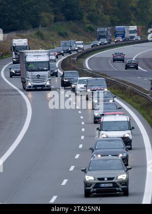 Bandenitz, Allemagne. 27 octobre 2023. Les voitures empruntent l'autoroute A24 en direction de Hambourg. Les habitants du quartier Ludwigslust-Parchim acceptent les trajets les plus longs pour travailler en Allemagne. Selon les calculs de l'Institut fédéral de recherche sur la construction, les affaires urbaines et le développement spatial (BBSR) à Bonn, le trajet moyen pour y travailler était de 28,6 kilomètres par jour en 2022. Crédit : Jens Büttner/dpa/Alamy Live News Banque D'Images