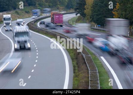 Bandenitz, Allemagne. 27 octobre 2023. Voitures circulant sur l'autoroute A24 en direction de Hambourg (photo longue exposition). Les habitants du quartier Ludwigslust-Parchim acceptent les trajets les plus longs pour travailler en Allemagne. Selon les calculs de l'Institut fédéral de recherche sur la construction, les affaires urbaines et le développement spatial (BBSR) à Bonn, le trajet aller simple moyen pour aller travailler là-bas en 2022 était de 28,6 kilomètres par jour. Crédit : Jens Büttner/dpa/Alamy Live News Banque D'Images