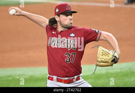 Arlington, États-Unis. 27 octobre 2023. Kevin Ginkel, lanceur de secours des Diamondbacks de l’Arizona, lance la huitième manche contre les Rangers du Texas dans le premier match de la série mondiale 2023 au Globe Life Field à Arlington, Texas, le vendredi 27 octobre 2023. Photo de Ian Halperin/UPI crédit : UPI/Alamy Live News Banque D'Images