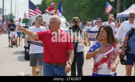 L'ancien vice-président des États-Unis Mike Pence au défilé Urbandale Iowa du 4 juillet. Banque D'Images