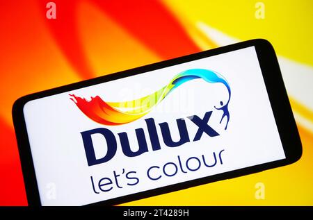 Ukraine. 27 octobre 2023. Dans cette illustration photo, le logo Dulux est visible sur l'écran d'un smartphone. Crédit : SOPA Images Limited/Alamy Live News Banque D'Images