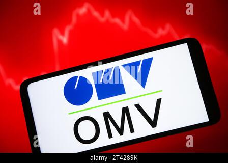 Ukraine. 27 octobre 2023. Sur cette photo, le logo OMV Aktiengesellschaft est visible sur l'écran d'un smartphone. Crédit : SOPA Images Limited/Alamy Live News Banque D'Images