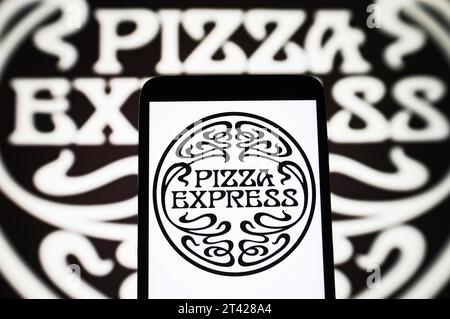 Ukraine. 27 octobre 2023. Sur cette photo, le logo PizzaExpress est visible sur un smartphone et sur un écran de pc. Crédit : SOPA Images Limited/Alamy Live News Banque D'Images