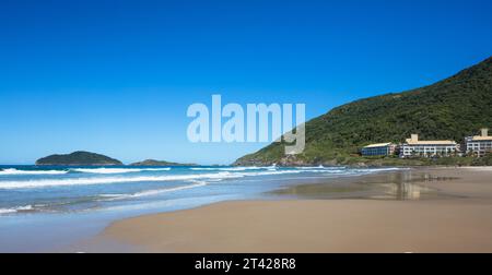 Une plage idyllique de Santinho à Florianopolis, Santa Catarina, Brésil. Banque D'Images