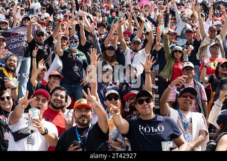 Grand Prix de Mexico, Mexique. 27 octobre 2023. la foule pose pour la caméra. Crédit : Lexie Harrison-Cripps/Alamy Live News Banque D'Images