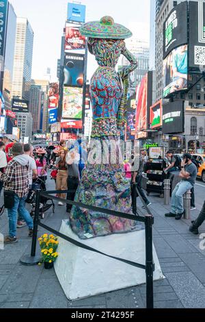 New York, États-Unis. 27 octobre 2023. Sculptures installées sur Times Square à New York vu le 27 octobre 2023 pour célébrer la fête mexicaine Day of the Dead sponsorisé par la ville d'Atlixco de l'État de Pueblo et le Consulat général mexicain à New York. (Photo de Lev Radin/Sipa USA) crédit : SIPA USA/Alamy Live News Banque D'Images