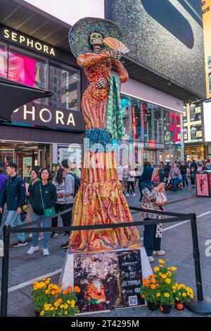 New York, États-Unis. 27 octobre 2023. Sculptures installées sur Times Square à New York vu le 27 octobre 2023 pour célébrer la fête mexicaine Day of the Dead sponsorisé par la ville d'Atlixco de l'État de Pueblo et le Consulat général mexicain à New York. (Photo de Lev Radin/Sipa USA) crédit : SIPA USA/Alamy Live News Banque D'Images