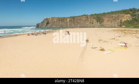 Une belle plage de sable avec des falaises rocheuses en arrière-plan située à Praia de Odeceixe, Portugal Banque D'Images